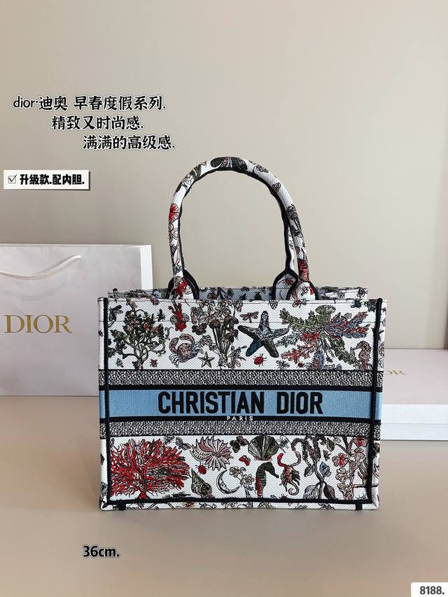 配内胆. 迪奥 托特包 系列. 这款 Dior Book Tote 手袋由 Dior女装创意总监玛 丽亚 嘉茜娅蔻丽 Maria Grazia Chiuri 设