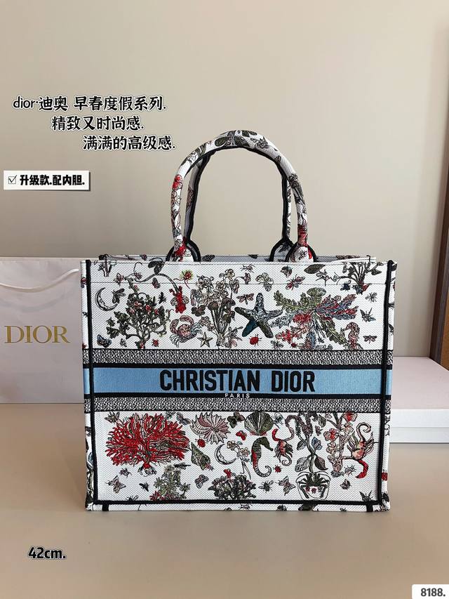 配内胆. 迪奥 托特包 系列. 这款 Dior Book Tote 手袋由 Dior女装创意总监玛 丽亚 嘉茜娅蔻丽 Maria Grazia Chiuri 设