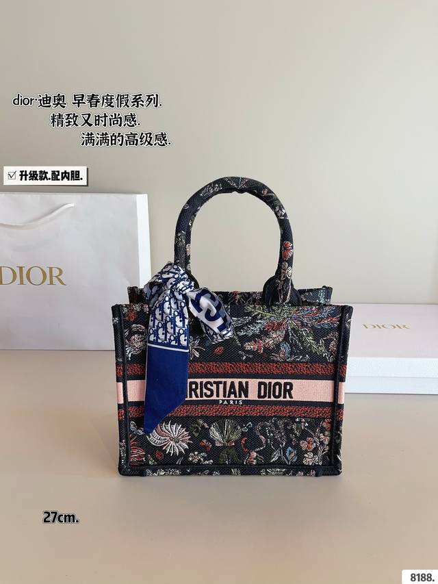 配内胆. 迪奥 托特包 系列. 这款 Dior Book Tote 手袋由 Dior女装创意总监玛 丽亚 嘉茜娅蔻丽 Maria Grazia Chiuri 设