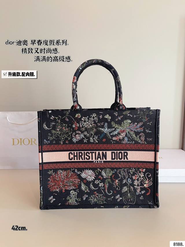 配内胆. 迪奥 托特包 系列. 这款 Dior Book Tote 手袋由 Dior女装创意总监玛 丽亚 嘉茜娅蔻丽 Maria Grazia Chiuri 设