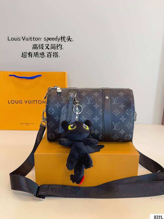 配礼盒. Lv X Nigo Keepall Xs 枕头包 手袋是一款理想的都市手袋。 标志性的造型与经典的 Monogram 帆布，加之多种携带方式和奢华的天