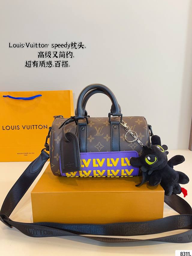 配礼盒. Lv X Nigo Keepall2枕头包 手袋是一款理想的都市手袋。 标志性的造型与经典的 Monogram 帆布，加之多种携带方式和奢华的天然牛皮