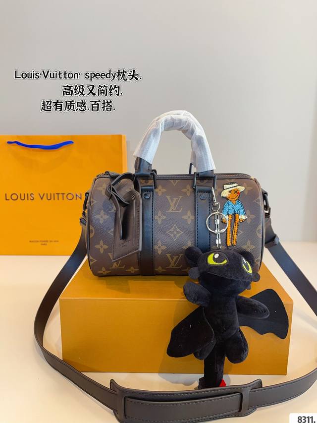 配礼盒. Lv X Nigo Keepall2枕头包 手袋是一款理想的都市手袋。 标志性的造型与经典的 Monogram 帆布，加之多种携带方式和奢华的天然牛皮