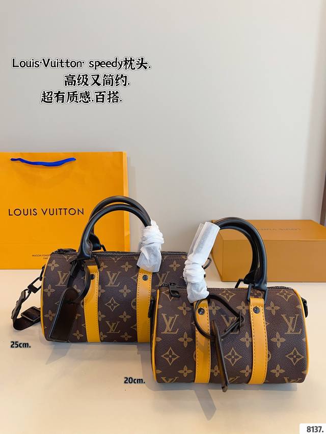 Lv X Nigo Kee L2枕头包 手袋是一款理想的都市手袋。 标志性的造型与经典的 Monogram 帆布，加之多种携带方式和奢华的天然牛皮饰边为该包平添