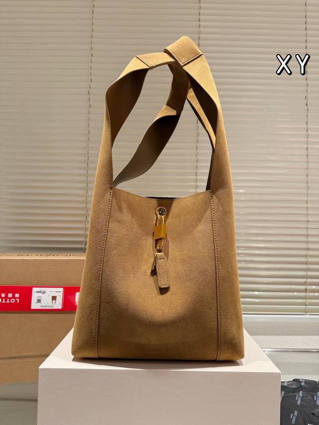 Ysl Hobo 购物袋麂皮 复古feel凹造型又-款种草爆款 Hobo Shoulder Bag腋下包，今年大火的中古款腋下包一直很受欢迎全皮细腻光滑，包型设