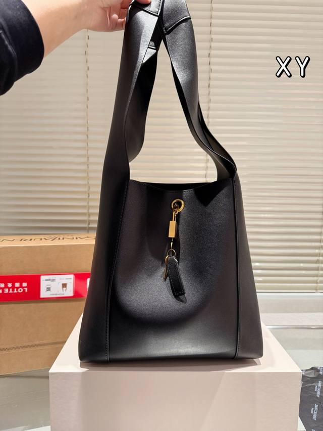 Ysl Hobo 购物袋黑皮 复古feel凹造型又-款种草爆款 Hobo Shoulder Bag腋下包，今年大火的中古款腋下包一直很受欢迎全皮细腻光滑，包型设