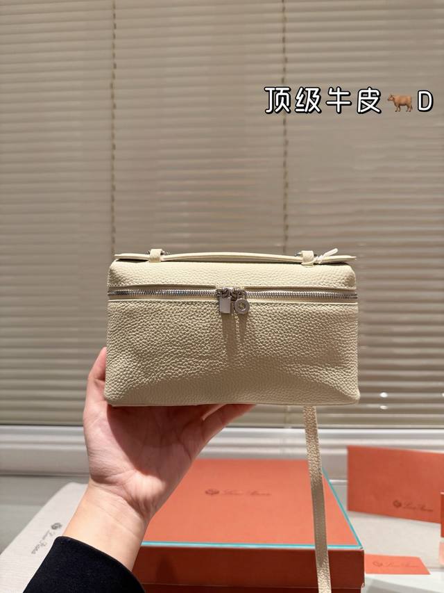 全套包装 Loro Piana Extra Pocket斜挎包 -秒钟爱上loro Piana这款斜挎包，- -如既往的简约高级感口 感觉实用性比l19更强，可