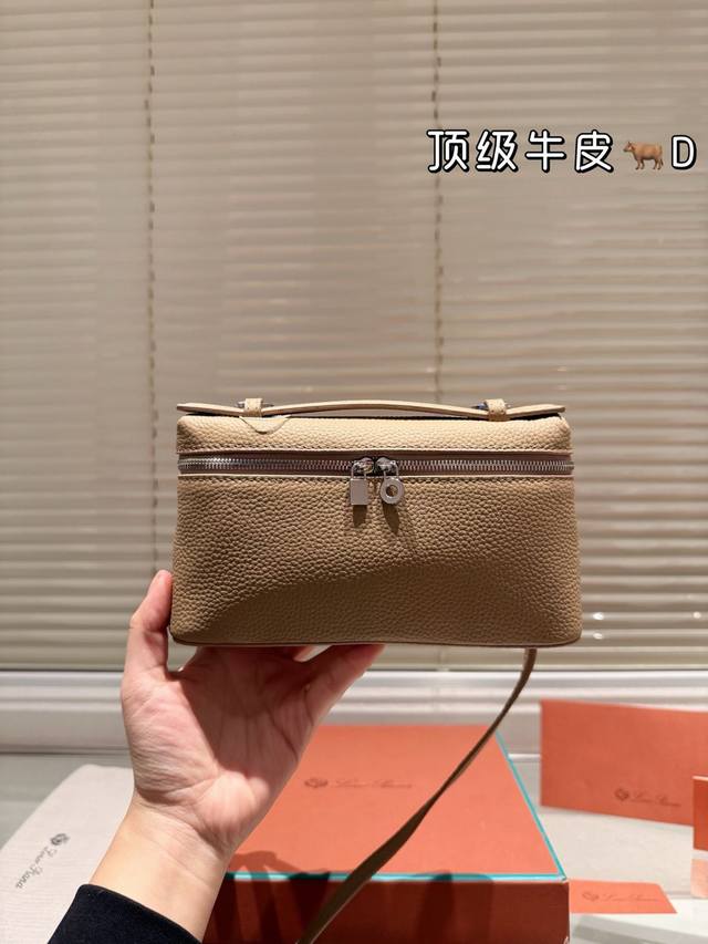 全套包装 Loro Piana Extra Pocket斜挎包 -秒钟爱上loro Piana这款斜挎包，- -如既往的简约高级感口 感觉实用性比l19更强，可