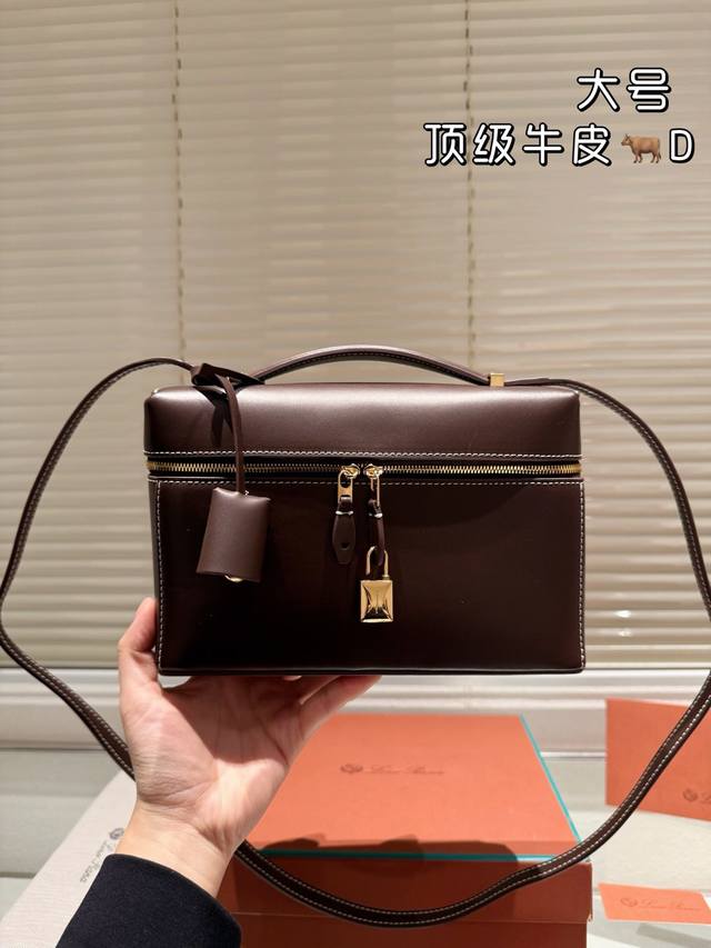 全套包装 Loro Piana Extra Pocket斜挎包 -秒钟爱上loro Piana这款斜挎包，- -如既往的简约高级感口 感觉实用性比l19更强，可