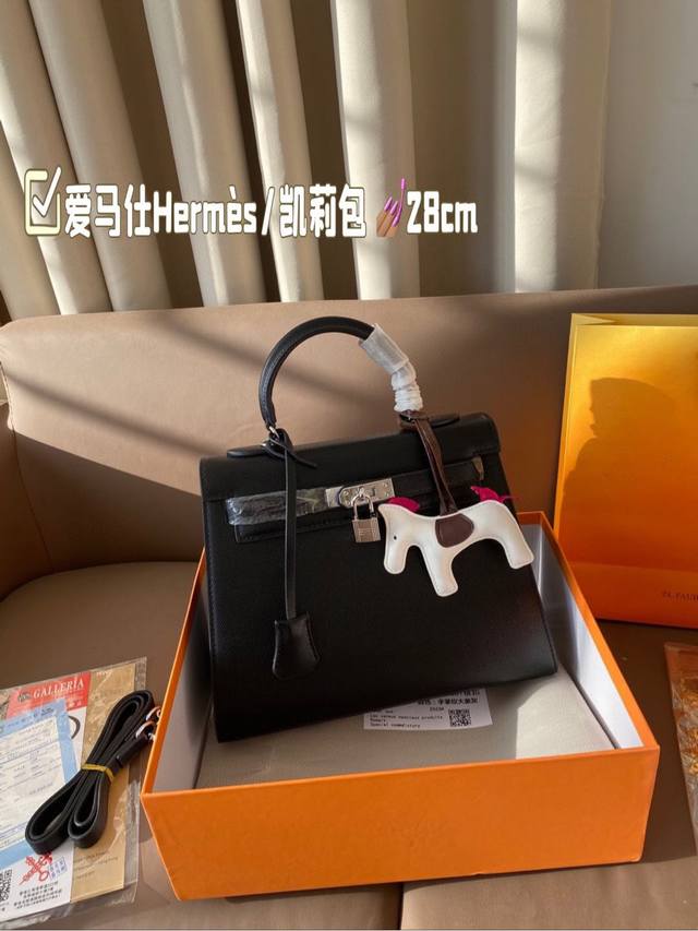 尺寸28*22 爱马仕上新hermès 凯莉包 明星同款 人手必备款 Hermès每个女孩的必备品 手提肩背 特别实用 送人自留都有面儿 盒子包装