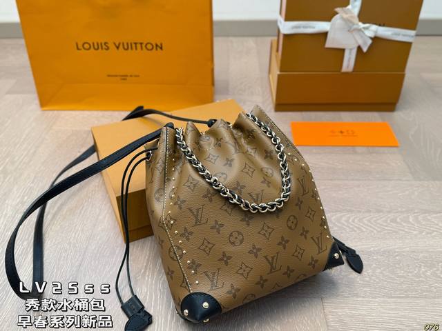 Lv 25Ss秀款水桶包， Louis Vuitton 2025早春系列水桶包 新季包袋作品中最引人注意的新款néonoé 水桶包， 在底部和侧面加入经典硬箱的