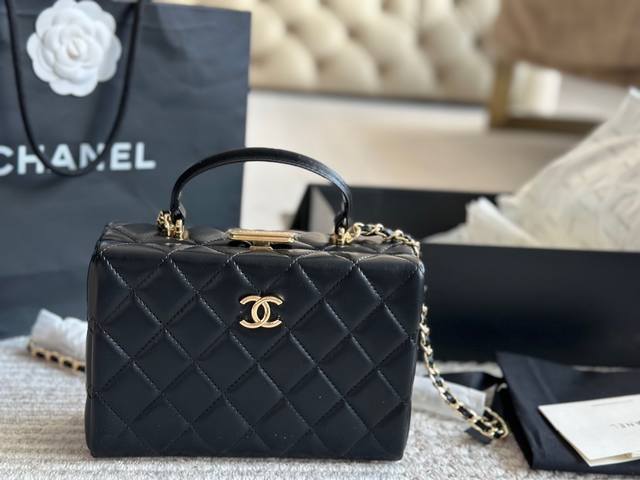 配盒 Chanel 香奈儿 新款盒子化妆包采用鱼子酱面料 制作，时时刻刻展现最美的你。可单肩，斜挎，尽显女人优雅气质，是一款超级百搭的休闲链条包尺寸 20*13