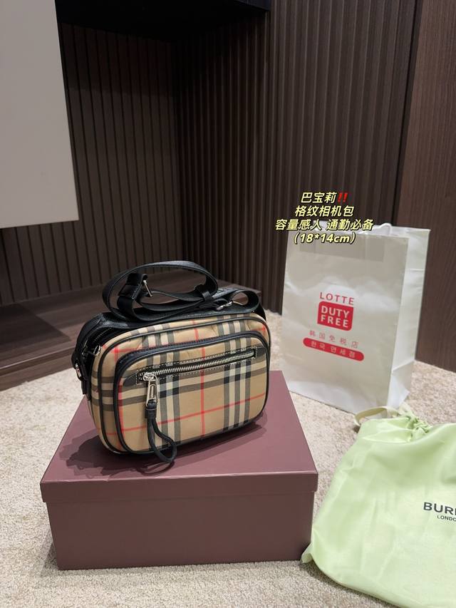 配折叠盒尺寸18.14 巴宝莉 格纹相机包 Burberry 较好搭配、容量大、隔层多、重量轻、肩带可调节当胸包背。缺点：颜色浅，容易沾染污渍。