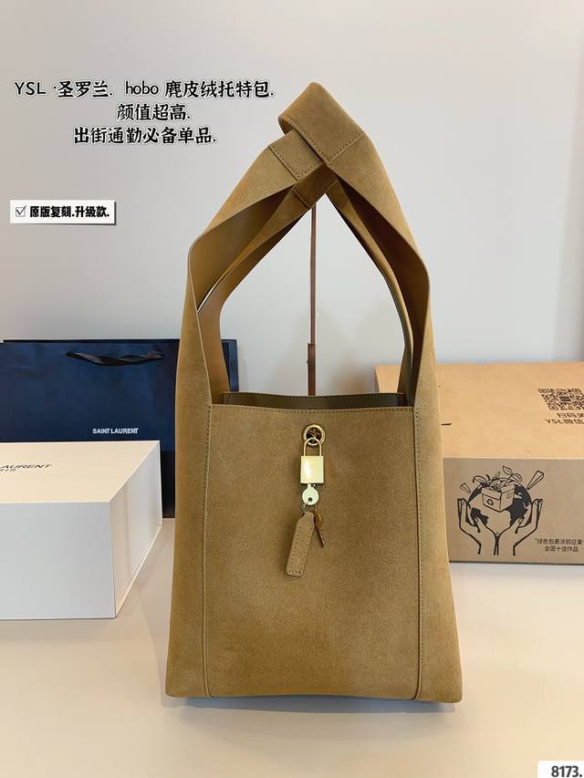 配礼盒. Ysl Hobo 麂皮绒托特包. 复古feel凹造型又-款种草爆款 Hobo Shoulder Bag腋下包，今年大火的中古款腋下包一直很受欢迎全皮细