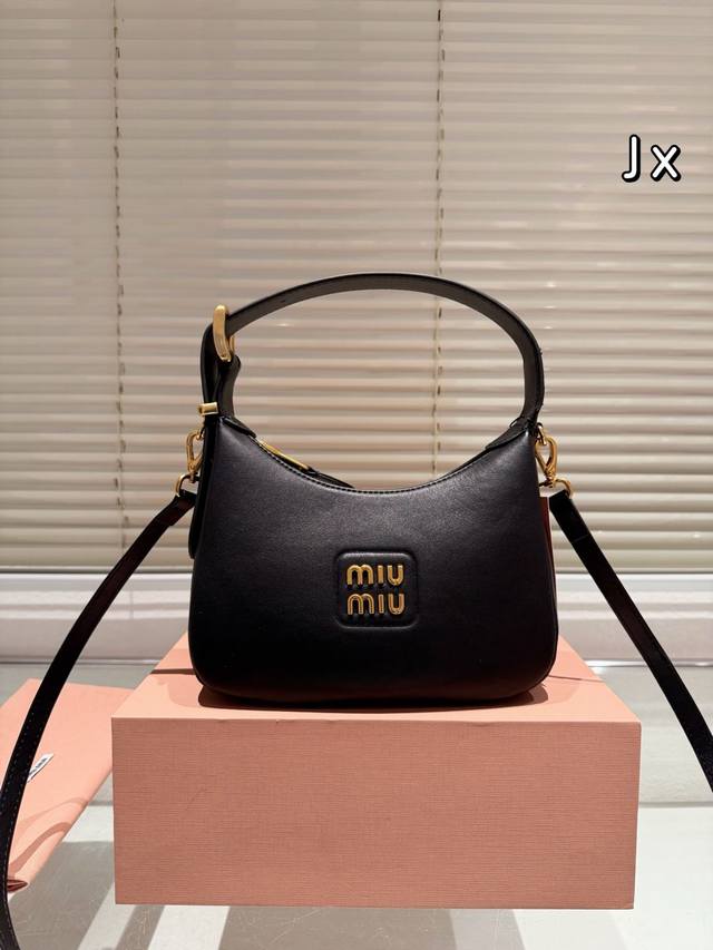 顶级原单 Miumiu限定款手提包 简单又好看 Miumiu出勤包不但颜值高，而且超级实用 还有资料放进去是完全够用的，是一款真的很实用的一款包包。 #Mium