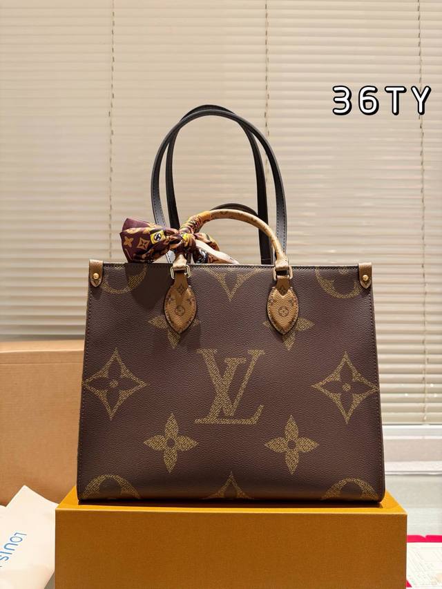 牛皮 配挂件 Lv Onthego 36Cm 丛林包 折叠礼盒 原单品质 Lv A B面喷绘 Onthego妈咪袋 性价比之王这是一款超赞的包型，灵感来自于恶搞