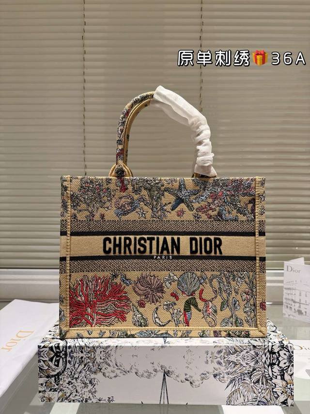 原单刺绣 225 200 Dior 提花 托特包 原单品质 Dior Book Tote今年最喜欢的一款购物袋 Tote我用的次数最多的包，因为容量超级大，不管