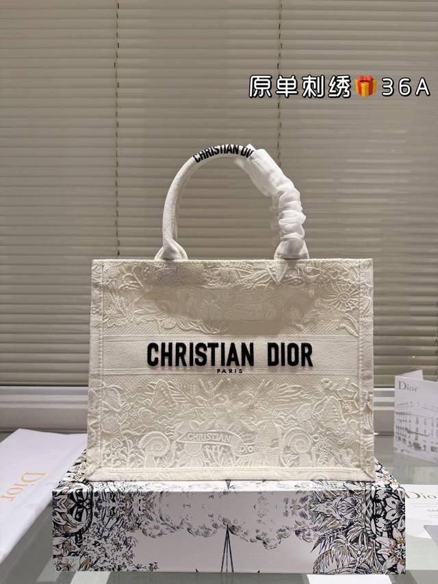 原单刺绣 225 200 Dior 提花 托特包 原单品质 Dior Book Tote今年最喜欢的一款购物袋 Tote我用的次数最多的包，因为容量超级大，不管