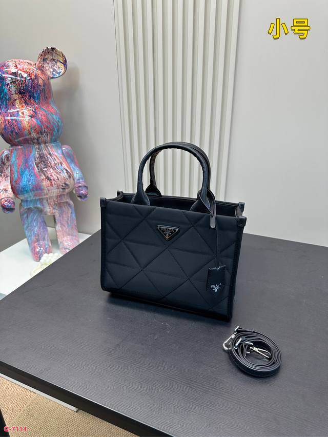 普拉达prada最新22Tote 购物袋这个系列将是 Prada 接下来一整季的主打款式。Prada 手袋的曲线型设计十分醒目，当手包很优雅，时尚百搭！也很轻便