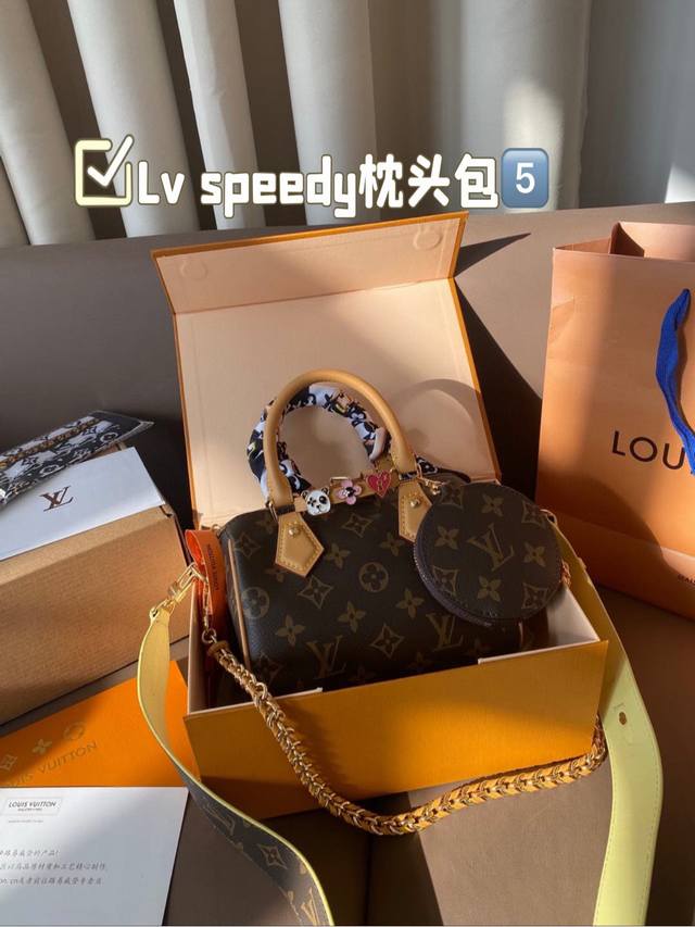 配飞机盒折叠盒子 一整个少女心拉满的梦中情包 Lv Speedy枕头包 火遍全球的爆款机场大包 机车女神包 明星同款 贵气而充满活力的品牌设计风格 细致而不粗糙