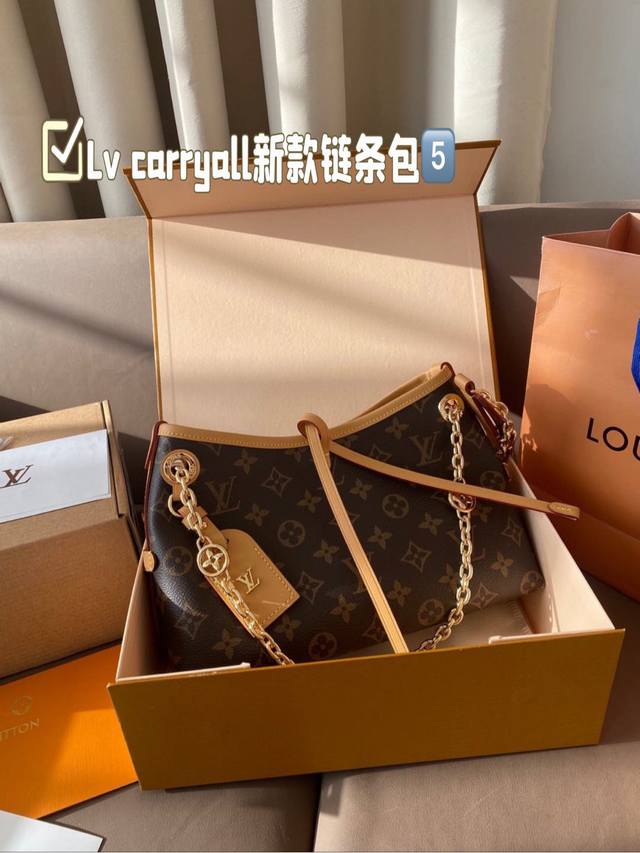 礼盒包装 Lv Carryall芯片版本家族又添新成员 Lv设计师有一种不管钱包死活的审美，新版carryall变可爱了，而且不喜欢大包的姐妹这个就没什么顾虑了