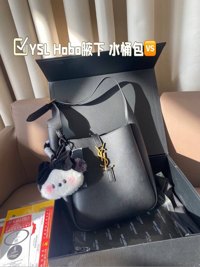 配挂件 带芯片 Ysl Hobo腋下 水桶包 Ysi家当之无愧的入门经典款 超级耐燥这个皮质真的是我最爱的皮质之一不怕刮牛皮的纹理也有质感 相比金链我更喜欢链非