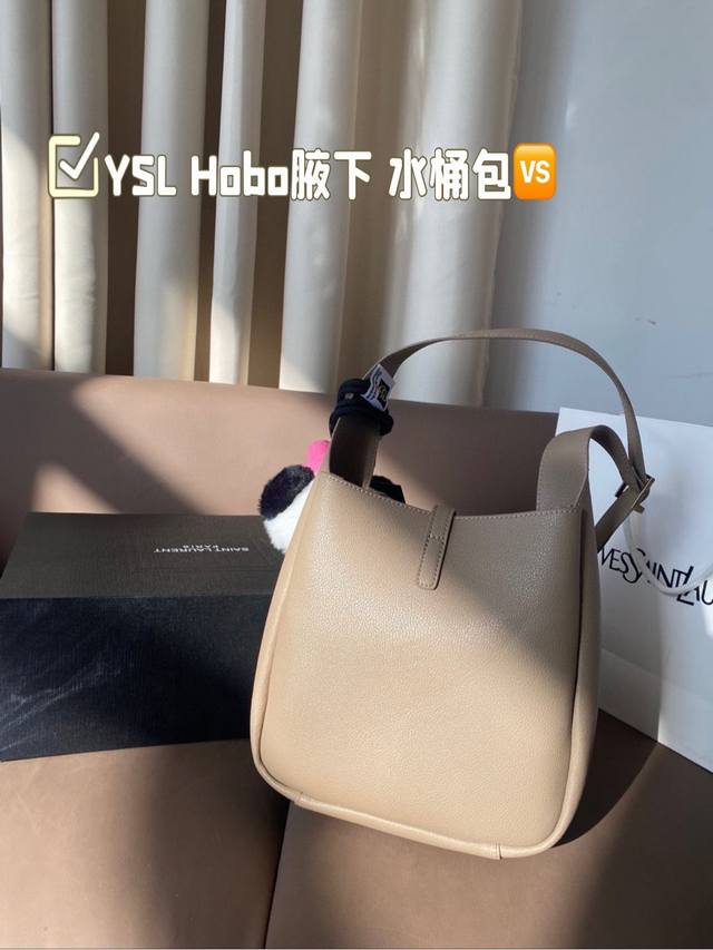 配挂件 带芯片 Ysl Hobo腋下 水桶包 Ysi家当之无愧的入门经典款 超级耐燥这个皮质真的是我最爱的皮质之一不怕刮牛皮的纹理也有质感 相比金链我更喜欢链非