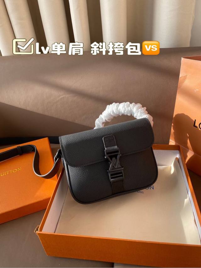 高端货 新款 “ Louis Vuitton ”Lv单肩包 路易威登牛皮斜挎包 可调节肩带磁吸扣开合 粒面软皮 头层牛皮 单肩斜挎包 男款 黑色 超高清五金lo