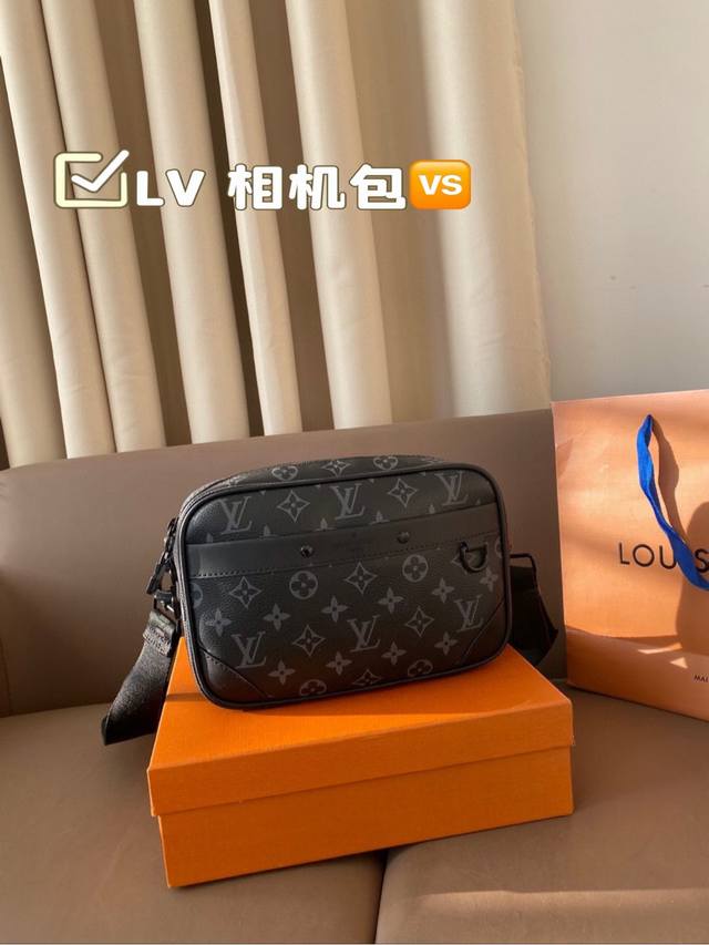 配礼盒. 男生必入 Lv 相机包测评 又是一期louis Vuitton男包推荐真的很精彩 很多男包除了男生喜欢 今天推荐的这只outdoor系列的单肩包 斜挎