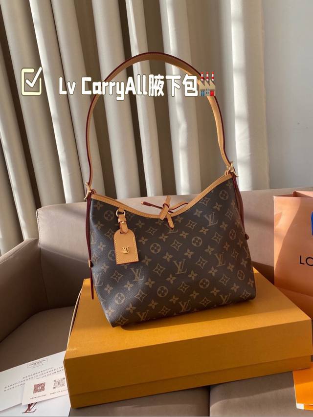 Size： 27*25 Lv 最强者carryall， 可爱休闲都ok哈 Carryall是真的强！ 内附一只收纳零钱包， 性价比无比在线了 搜索carryal