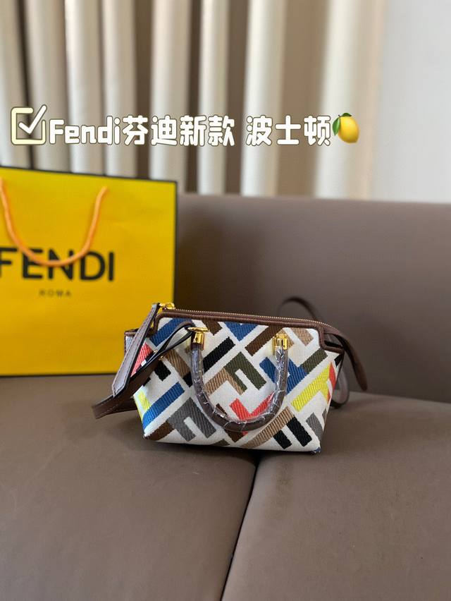 配折叠盒子 Fendi芬迪新款 迷你可愛小包 Fendi芬迪新款 波士顿 超可愛精緻小包包 一眼愛上的色系！ 可手拎斜清。 大容量又高頻值的小包包 尺寸 17*