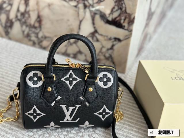 LV 路易威登SPEEDY 20奶蓝色枕头包斜挎老花百搭 女包M46883本款nano sPeedy手袋选用monogramemPreinte皮革，通过压印和印