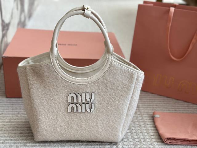 miumiu限定款托特包 简单又好看 miumiu而且超级实用， #miumiu新款包包 尺寸小号 22 17cm