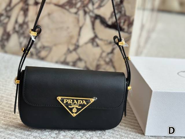 配盒 牛皮 size：21*13cm Prada Femme 豆腐包系列 感觉真的会火呢 线条笔直硬朗信封包款 搭配三角标 简简单单的很高级！