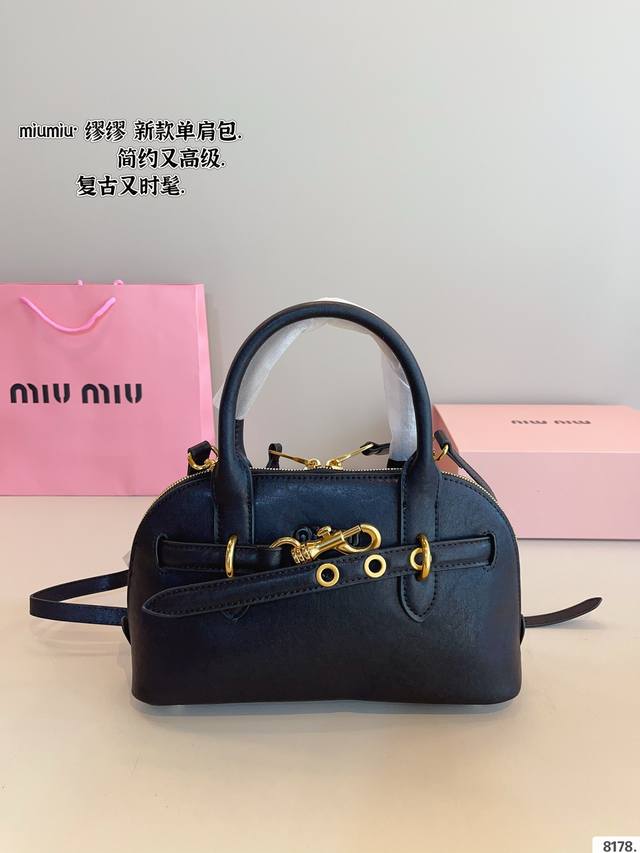 MiuMiu期待已久的2024秀款 中古包.快来围观吧 2024春夏系列包包 简洁利落的设计 凸显功能性 实用主义 柔软舒服的触感 彰显 MiuMiu 女性愈加