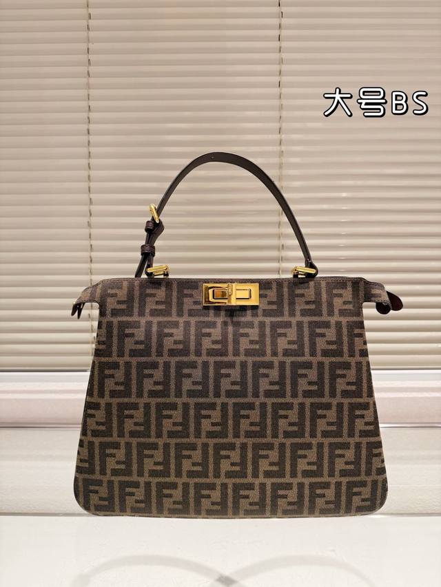 Fendi 小怪兽 芬迪 88 周年之年 FENDI手袋，质感光滑，明线剪裁修饰。两个隔层均以经典PEEKABOO转锁开合。硬隔板并设有一个拉链口袋。单手柄，镀