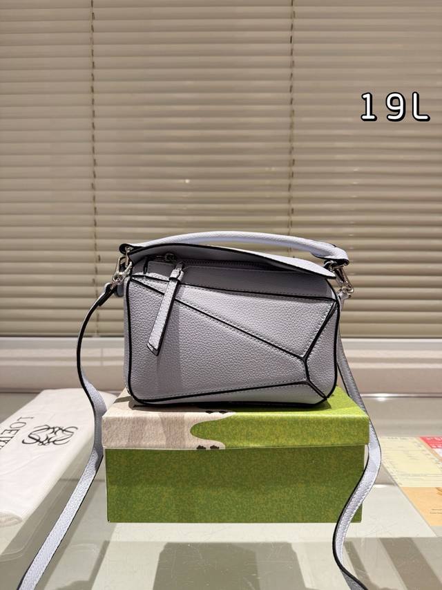 配礼盒包装 罗家 loewe 从此多一只 bag 罗家几何包家族的包粉们肯定都乐开了花，经典几何包又要凭借迷你包大肆吸粉啦！这次我们来种草这款包 看看是否值得g