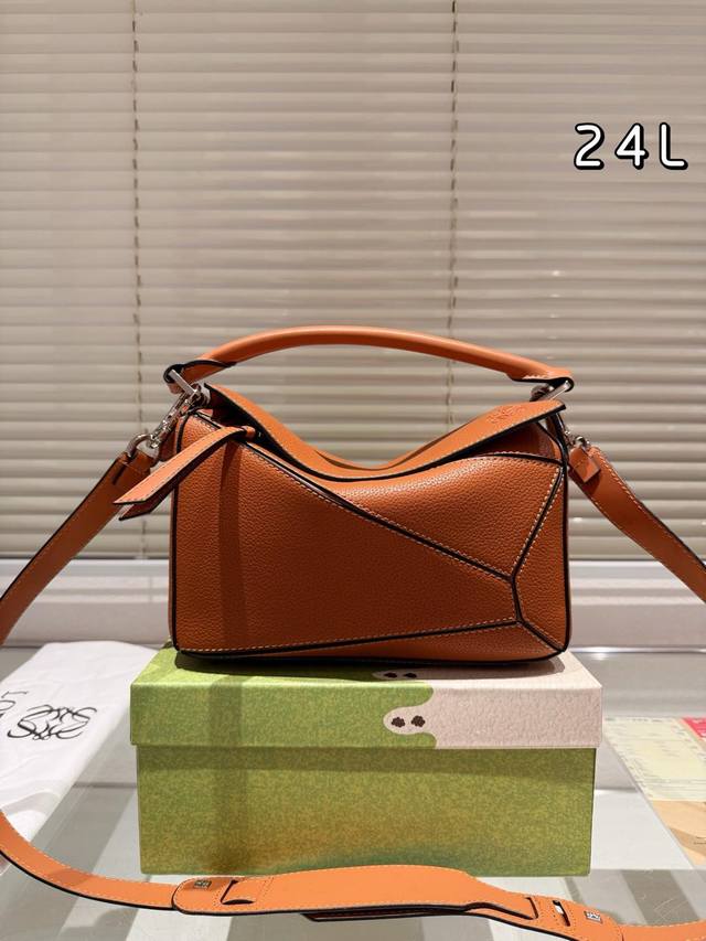 配礼盒包装 罗家 loewe 从此多一只 bag 罗家几何包家族的包粉们肯定都乐开了花，经典几何包又要凭借迷你包大肆吸粉啦！这次我们来种草这款包 看看是否值得g