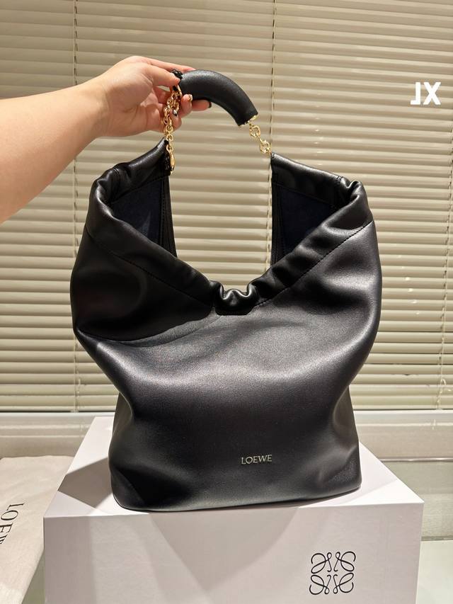 配盒 牛皮 size：28*30cm 属于LOEWE罗意威 的“垃圾袋” 慵懒又精致新品手袋 squeeze超级耐看 牛皮的手感嘎嘎好哦！ 超级耐看！