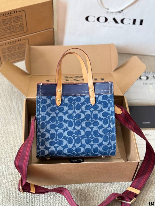 牛仔 Coach 新品香布蕾 Feild tote 牛仔一直在线，越看越喜欢，coach 春夏新款丹宁足足把潮酷感拉满，不管平时日常是正式，休闲或者气质的穿搭都