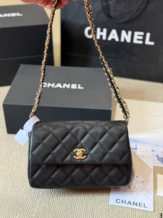 Chanel 链条包 慵懒随性又好背 上身满满的惊喜 高级慵懒又随性 彻底心动的一只 size：23 15cm