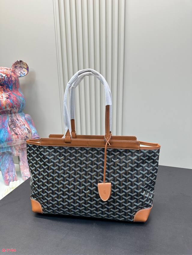 Goyard 戈雅 Bellechasse Biaude通勤包有可以容纳 A4文件的宽大内容量，能满足日常及商务通勤使用需求。内有由未印刷涂层的帆布制成的Bia