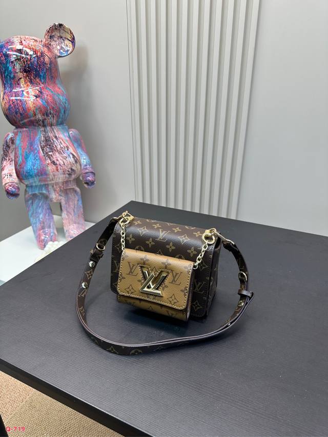 Lv 新品 二合一Twist 双子包 水波纹系列 绝美配色最新最火款 Twist Denim 出货了呈现新古典 Twist 中号手袋。水波纹造就聚焦设计：翻盖的