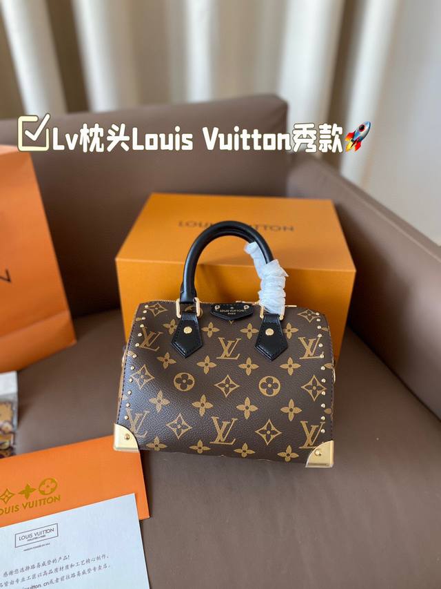 配折叠盒子 Lv枕头这一季Louis Vuitton秀款 LV2025早春系列]酷黑皮革与小巧老花时尚达人们，准备好迎接LV2025早春系列了吗这一季Louis