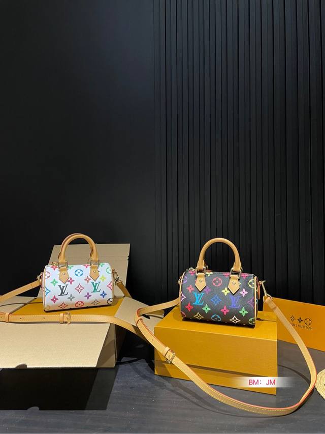 配折叠礼盒 MINI KEEPALL Louis Vuitton 路易威登lv迷你枕头包本款Mini KeePall 包饰与钥匙扣浓缩经典手袋构型，大胆彰示冒险