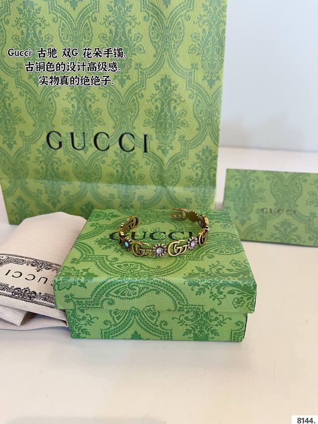 配礼盒. Gucci 古驰 新款复古手镯 绝绝子. 非常有质感的Gucci 手镯.实物非常闪耀. 低调又奢华.让人着迷.赶紧入手.