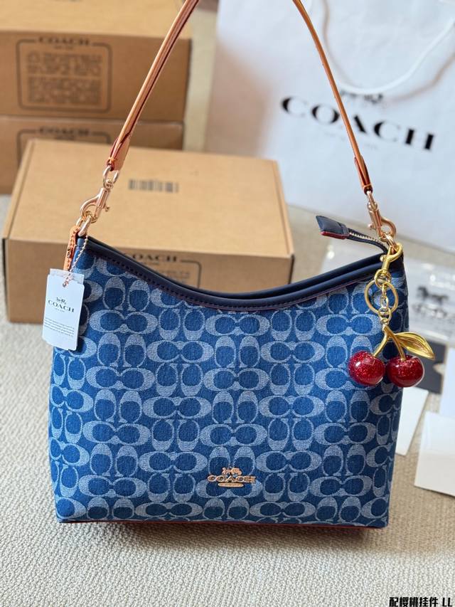 配樱桃挂件 COACH 新品！Laurel 流浪包 蔻驰经典的月亮包，比腋下包容量要大一点 尺寸30 25cm