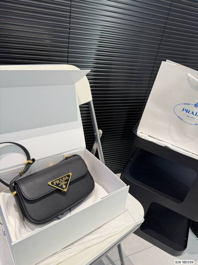 配飞机盒折叠盒子 PRADA-Soft Calf 普拉达单肩包 rada #斜挎单肩包 #中古包 #时尚搭配 豆腐包简单利落的线条，经典大气的包型，一年四季都不