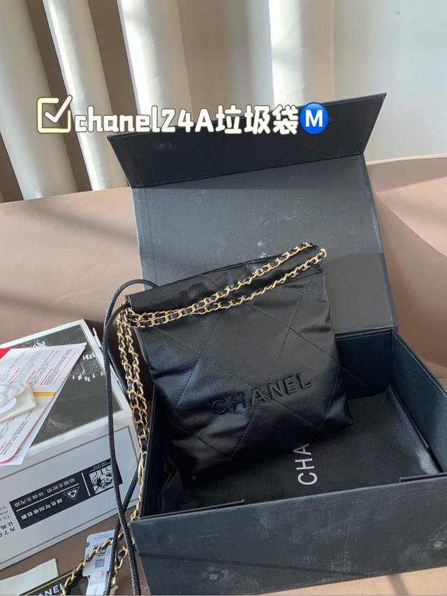 本季最期待的款之一“chanel24A手工坊J每年的手工坊系列可以说是香家最精致的一季最能体现香奈儿独特工艺的一季垃圾袋 在这只22bag看到了 看似繁琐但又觉