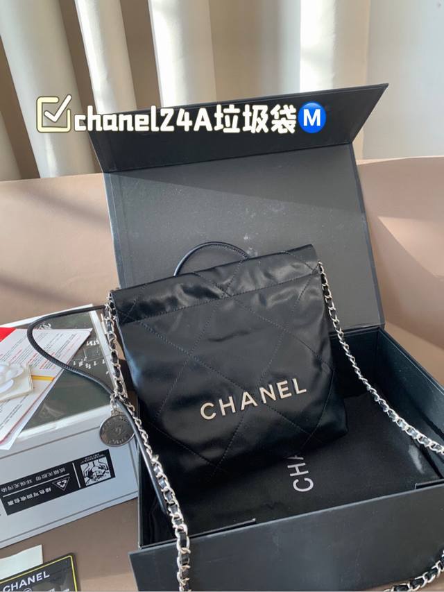 本季最期待的款之一“chanel24A手工坊J每年的手工坊系列可以说是香家最精致的一季最能体现香奈儿独特工艺的一季垃圾袋 在这只22bag看到了 看似繁琐但又觉